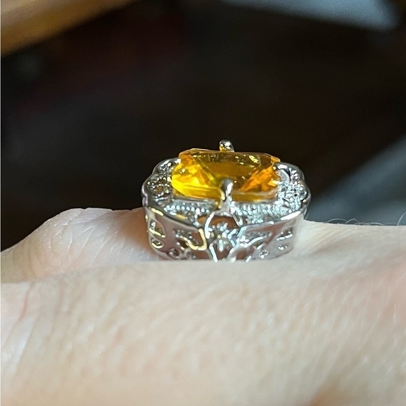 Size 7 Statement Ring - Picture 3 of 9
